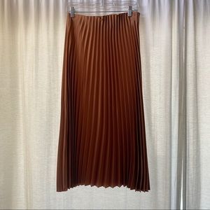 **SOLD**Lulu’s Satin Pleated Mini Skirt